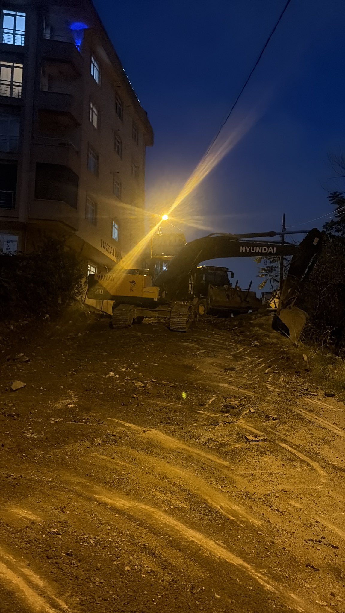 Pendik Orta Mahalle'de Kazı Araçları Yolu Kapattı