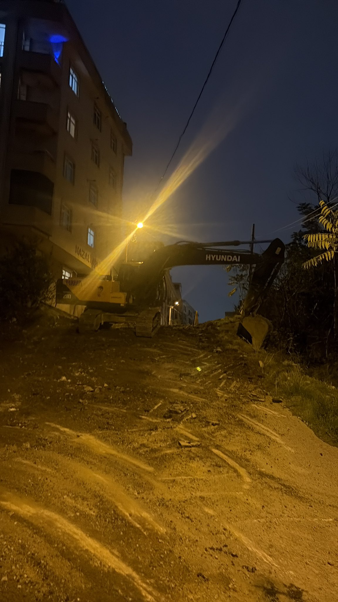 Pendik Orta Mahalle'de Kazı Araçları Yolu Kapattı