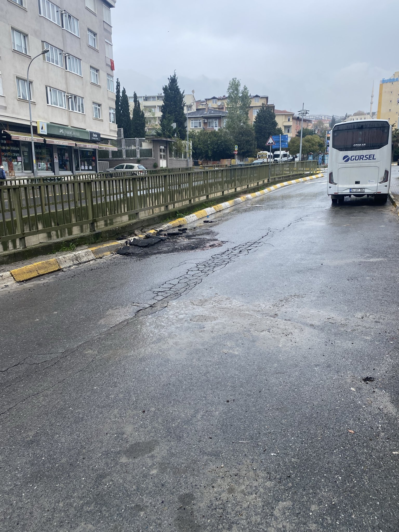 Pendik Doğu Mahallesi'nde Dere Kenarındaki Yolda Çökmeler Yaşanıyor