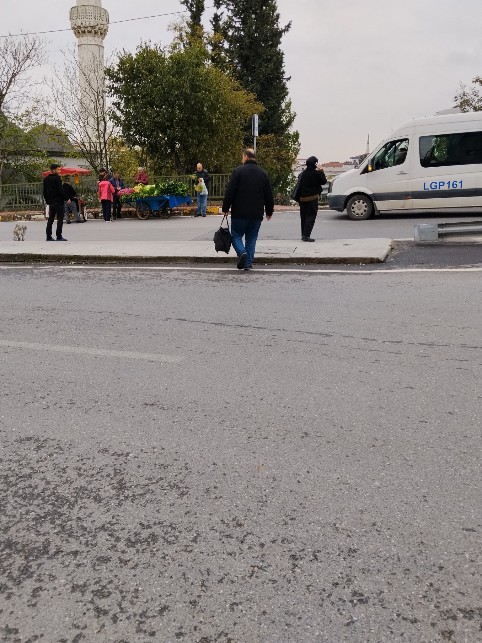 Tuzla'da Marmaray İstasyonu Çıkışında Yaya Geçidi Eksikliği Risk Yaratıyor
