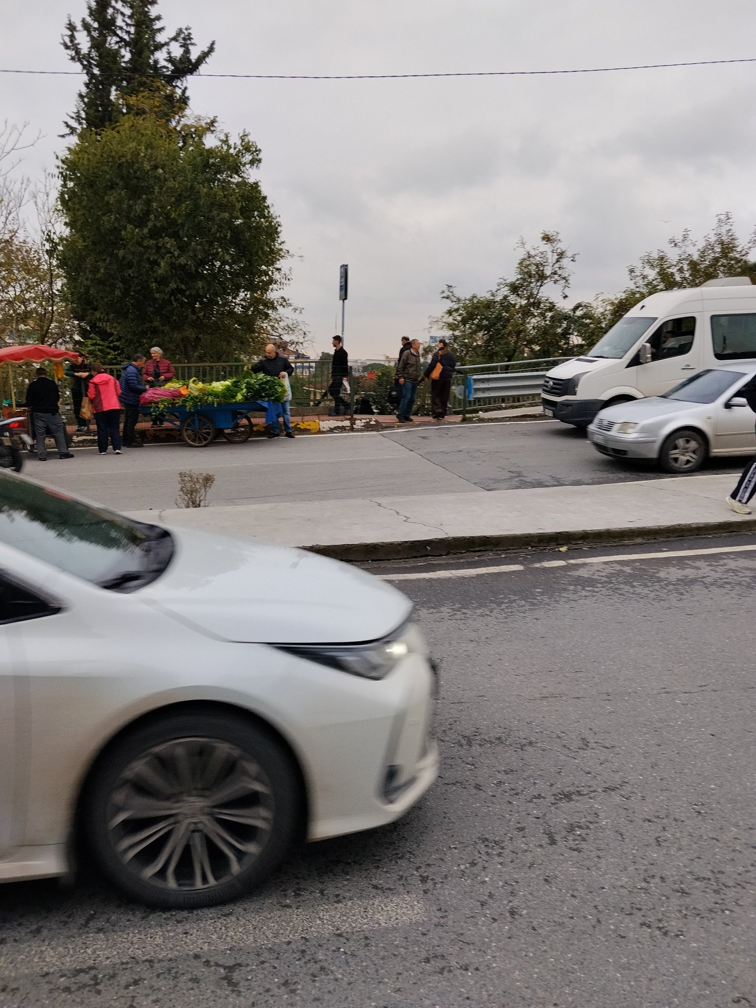 Tuzla'da Marmaray İstasyonu Çıkışında Yaya Geçidi Eksikliği Risk Yaratıyor