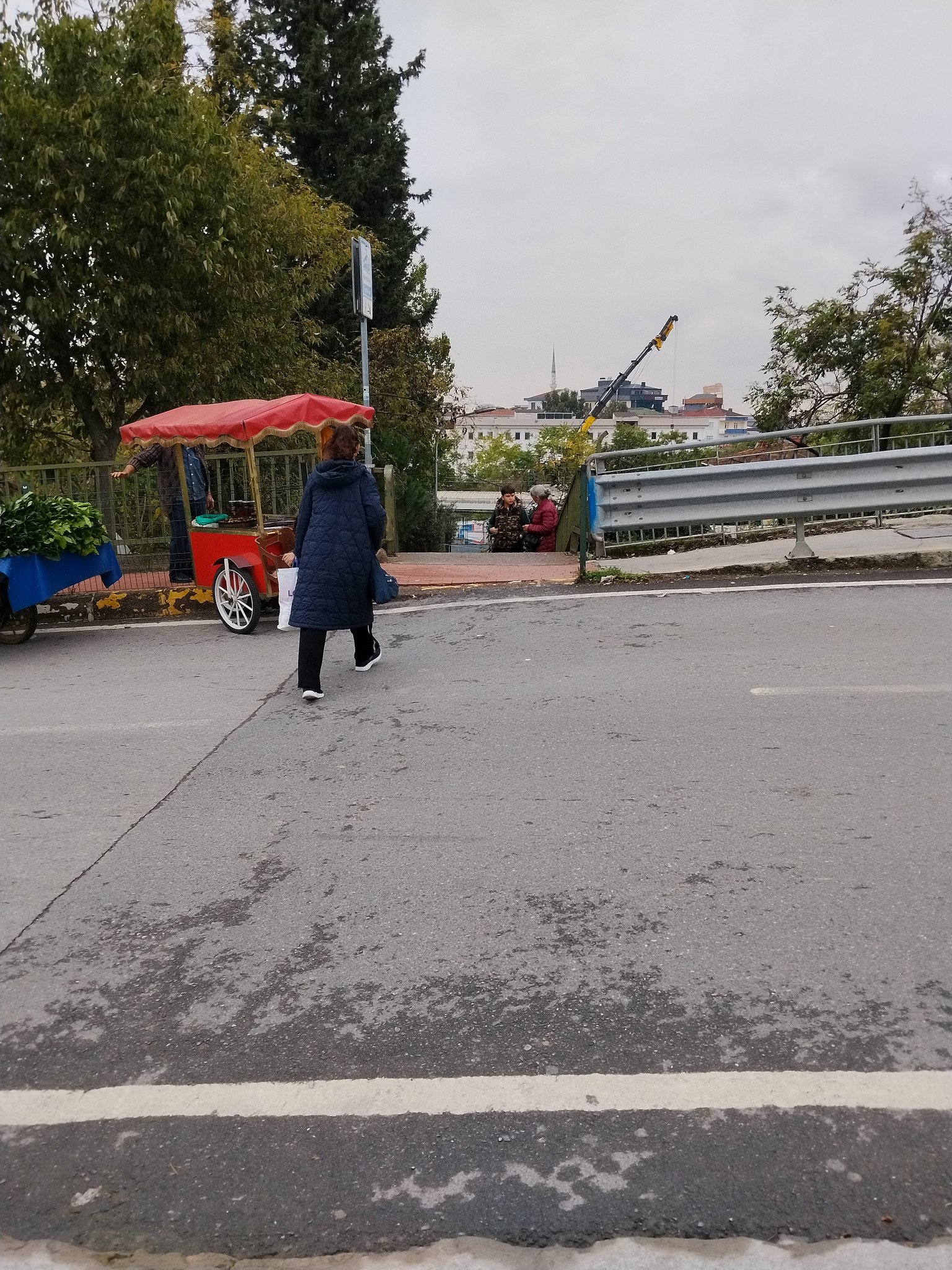 Tuzla'da Marmaray İstasyonu Çıkışında Yaya Geçidi Eksikliği Risk Yaratıyor