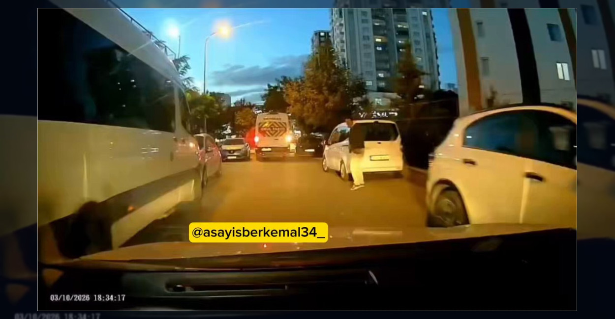 Gaziantep’te Servis Aracının Çarpıp Kaçtığı Otomobil Hasar Gördü