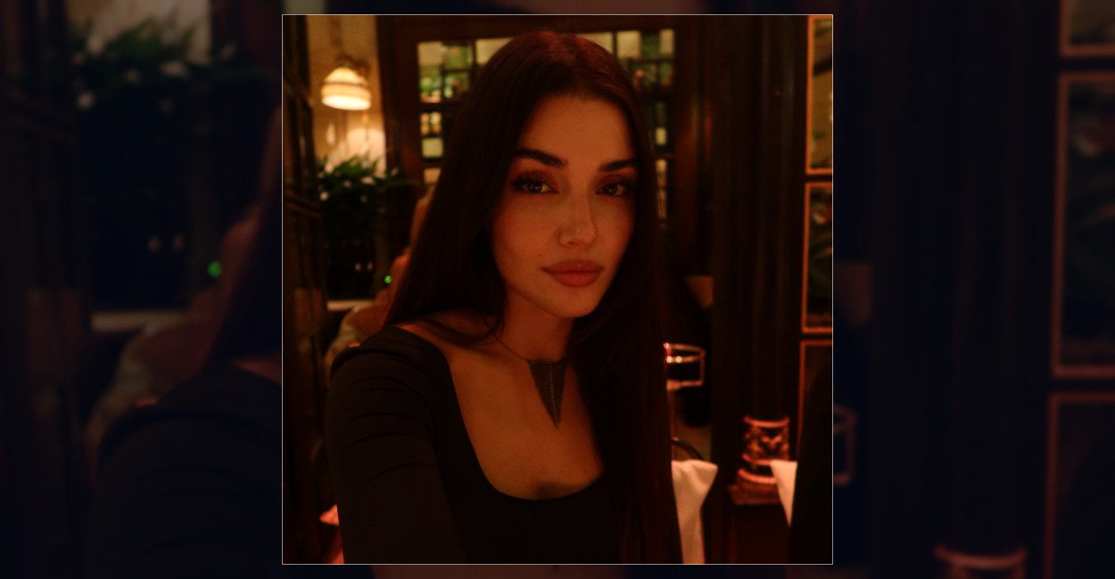 Hande Erçel’den Paris Moda Haftası Pozları