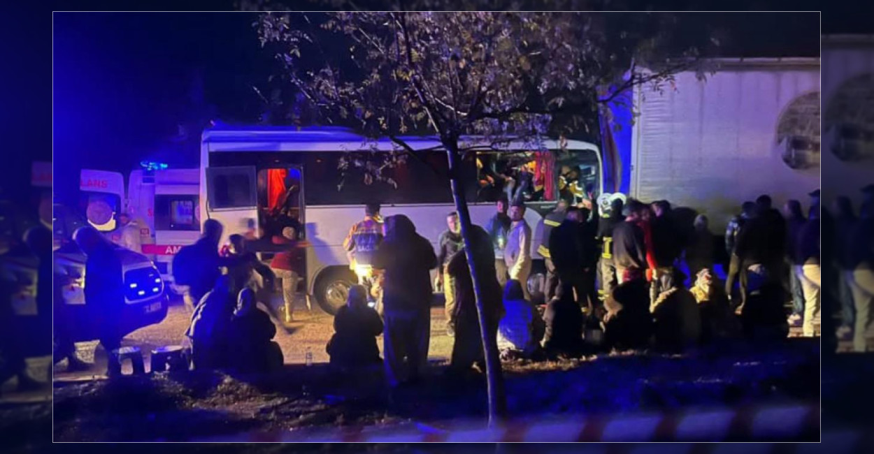Isparta’da çekici ile minibüs çarpıştı: 17 yaralı