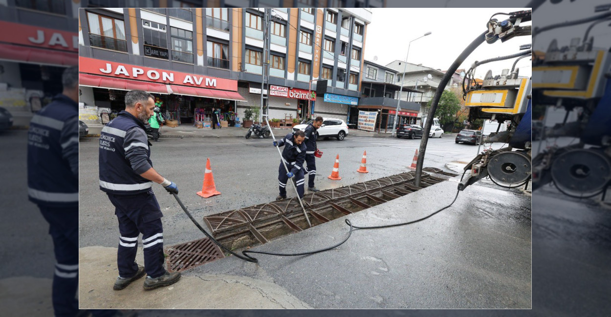 Küçükçekmece’de Yağmur Suyu Mazgalları Temizleniyor